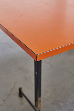 Table orange industrielle vintage pieds compas mobilier scandinave