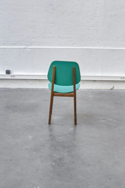 Chaise colorée scandinave verte mobilier vintage pieds compas décoration