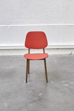 Chaise colorée scandinave rouge mobilier vintage pieds compas décoration