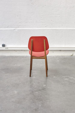 Chaise colorée scandinave rouge mobilier vintage pieds compas décoration