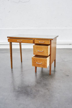 bureau vintage bureau années 50 bureau pieds compas lampadaire vintage fauteuil scandinave table en rotin fauteuil en rotin table basse tripode table de ferme chaise vintage