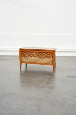 coffre vintage rotin et bois mobilier pieds compas design scandinave enfilade table furniture déco