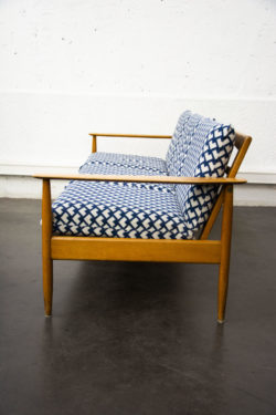canapé scandinave bleu et beige pieds compas mobilier vintage commode enfilade meubles boutique