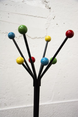 porte manteau boules multicolores mobilier vintage pieds compas commode meubles boutique