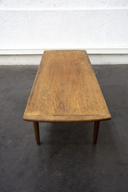 Table basse G plan mobilier vintage pieds compas brocante chaise d'école fauteuil en rotin enfilade scandinave table bistrot