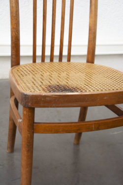 chaises cannage vintage pieds compas brocante Lyon enfilade scandinave table bistrot fauteuil rotin chaise d'école