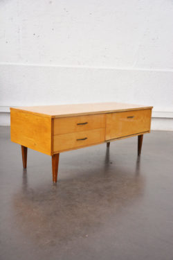 tabouret ancien, chaise bistrot, banc vintage, table de ferme, tabouret bistrot, rotin, bar en rotin, chaise en rotin fauteuil en rotin, banquette en rotin, table scandinave, fauteuil vintage, fauteuil scandinave, miroir louis philippe, miroir doré, lampadaire vintage, enfilade, miroir forme libre,miroir rétroviseur, meuble télé vintage, bout de canapé