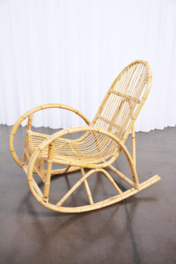 tapiovaara, commode vintage, chaise vintage, lbanquette en rotin, fauteuil en rotin, , commode pieds compas, enfilade, table de ferme, établi ancien, chaise vintage, banc de jardin vintage, arrosoir ancien, chaise école, table bistrot,dame jeanne, vases vintage