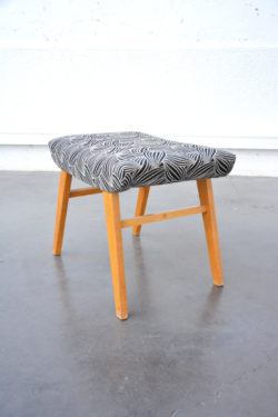 tabouret ancien, chaise bistrot, banc vintage, table de ferme, tabouret bistrot, rotin, bar en rotin, chaise en rotin fauteuil en rotin, banquette en rotin, table scandinave, fauteuil vintage, fauteuil scandinave, miroir louis philippe, miroir doré, lampadaire vintage, enfilade