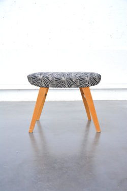 tabouret ancien, chaise bistrot, banc vintage, table de ferme, tabouret bistrot, rotin, bar en rotin, chaise en rotin fauteuil en rotin, banquette en rotin, table scandinave, fauteuil vintage, fauteuil scandinave, miroir louis philippe, miroir doré, lampadaire vintage, enfilade