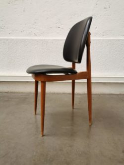 Table de ferme, table de campagne, table vintage, table années 50, fauteuil vintage, fauteuil en rotin, canapé en rotin, chaise bistrot, table bistrot, étagère vintage, fauteuil en bambou, étagère en bambou, chaise vintage, fauteuil vintage, enfilade, commode vintage, porte manteau vintage