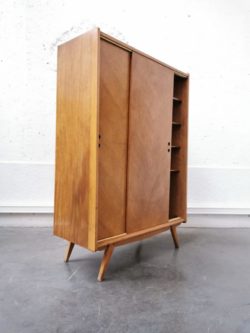 armoire vintage, enfilade, fauteuil vintage, chaise bistrot, rotin , fauteuil en rotin, chaise vintage, pieds compas, commode années 50, commode vintage, vaisselle vintage, table de ferme, table industrielle