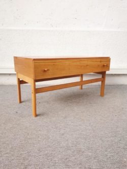 commode jiroutek, commode vintage, mobilier vintage, table de ferme, enfilade, rotin, fauteuil en rotin, chaise bistrot, table vintage