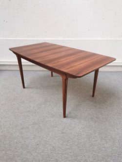 table en palissandre, table à manger vintage,enfilade, commode vintage,fauteuil vintage, table de ferme , table bistrot, rotin, fauteuil rotin