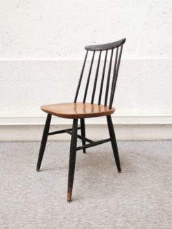 chaise tapiovaara, ilmari tapiovaara, rotin, fauteuil en rotin, enfilade anglaise, table de ferme, commode vintage, mobilier vintage