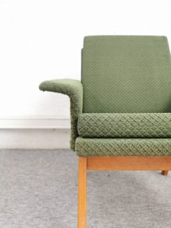fauteuil vintage tchèque, rotin, enfilade, table de campagne, table de ferme, fauteuil en rotin
