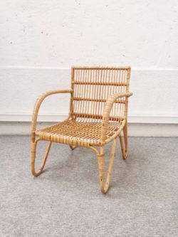 chaise tapiovaara, ilmari tapiovaara, rotin, fauteuil en rotin, enfilade anglaise, table de ferme, commode vintage, mobilier vintage