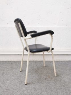 fauteuil vintage, chaises vintage, table de ferme, enfilade, rotin, banquette en rotin, fauteuil en rotin, table vintage, lampadaire vintage