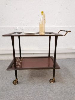 commode jiroutek, commode années 50, commode vintage,enfilade, table de ferme, fauteuil en rotin, lampadaire vintage, vaisselle ancienne, dame jeanne