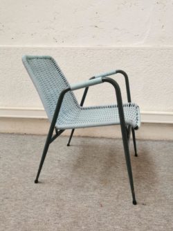chaises scoubidou, chaise vintage, enfilade, table de ferme, chaise bistrot, rotin, chaise en rotin, fauteuil en rotin, commode en rotin, lampadaire vintage