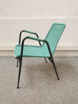 chaises scoubidou, chaise vintage, enfilade, table de ferme, chaise bistrot, rotin, chaise en rotin, fauteuil en rotin, commode en rotin, lampadaire vintage