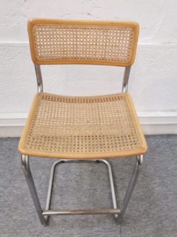 chaises scoubidou, chaise vintage, enfilade, table de ferme, chaise bistrot, rotin, chaise en rotin, fauteuil en rotin, commode en rotin, lampadaire vintage