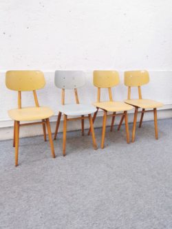 chaise ton tcheque thonet table teck table de jeu table a manger salon decoration vintage brocante boutique lyon ameublement mobilier retro gio ponti italien italie design home deco tendances scandinave pieds compas shop lyon
