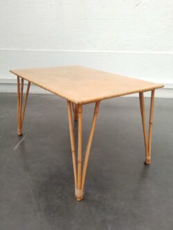 Bibliothèque vintage, vintage, rotin vintage, fauteuil en rotin, table en bambou, table de ferme, enfilade, fauteuil vintage