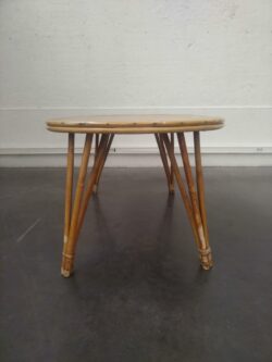 Très jolie table en bois et bambou Teinte claire Pieds Eiffel Très bon état A assortir avec notre série de chaises en rotin