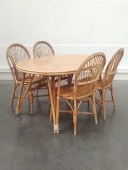 Très jolie table en bois et bambou Teinte claire Pieds Eiffel Très bon état A assortir avec notre série de chaises en rotin