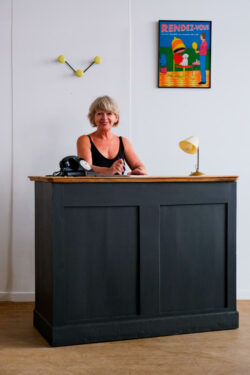 Enfilade vintage de la marque anglaise Jentique au style scandinave. Détails des poignées et des pieds typant particulièrement cette enfilade à l’esthétique épurée. Description du produit Enfilade Jentique en teck , au style scandinave, datant des années 1960. Sa dimension (198cm) permet un bel espace de rangement avec ses 3 tiroirs & 3 portes s’ouvrant sur une étagère intérieure.