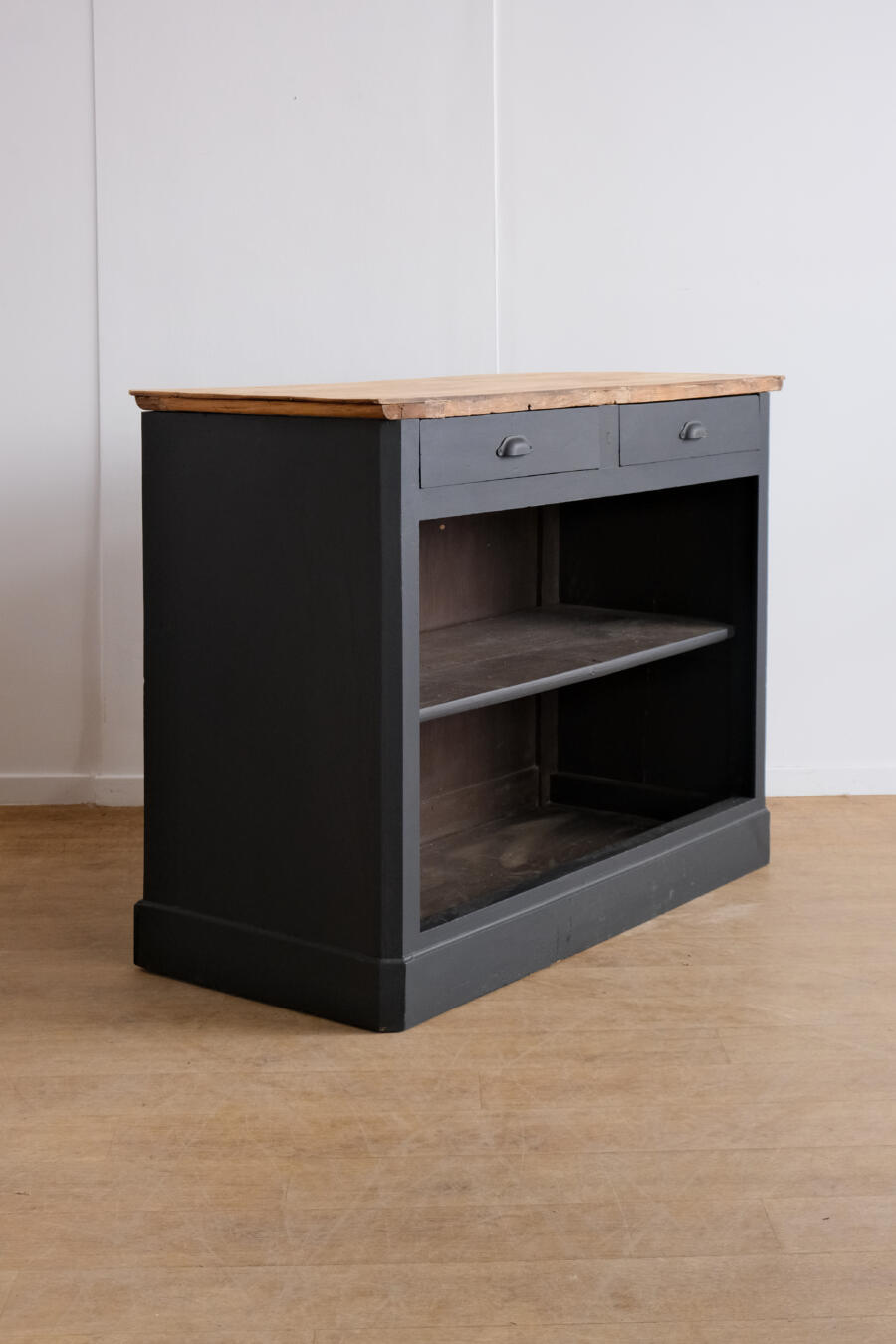 Enfilade vintage de la marque anglaise Jentique au style scandinave. Détails des poignées et des pieds typant particulièrement cette enfilade à l’esthétique épurée. Description du produit Enfilade Jentique en teck , au style scandinave, datant des années 1960. Sa dimension (198cm) permet un bel espace de rangement avec ses 3 tiroirs & 3 portes s’ouvrant sur une étagère intérieure.