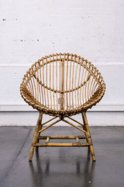 fauteuil en rotin, rotin vintage, bibliothèque vintage, fauteuil vintage, ergol, Gplan, Bertoia, confiturier, campagne chic, enfilade, table de ferme