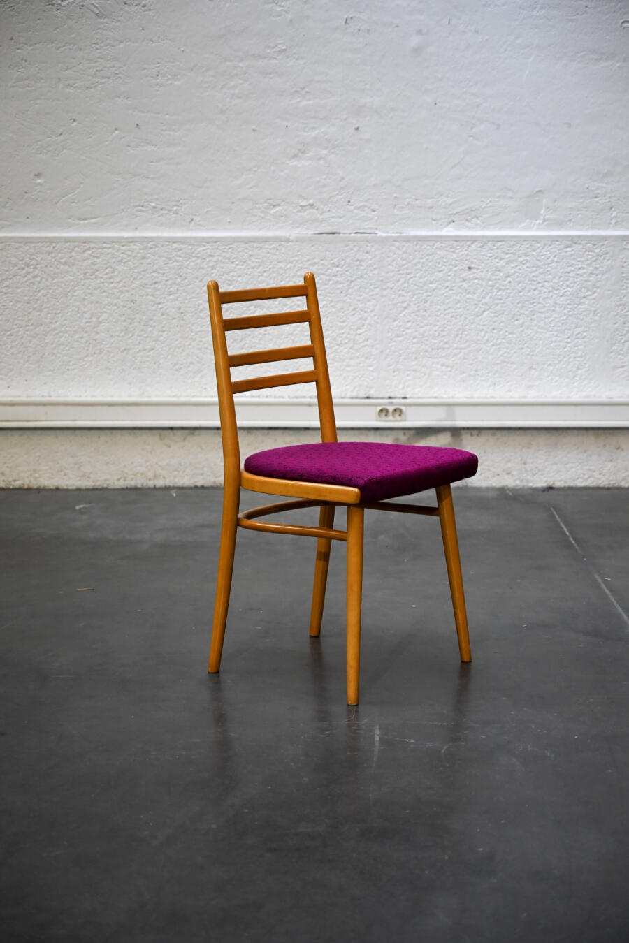 enfilade, table de ferme, meuble jiroutek, table en teck , chaise bistrot, chaise vintage, commode vintage