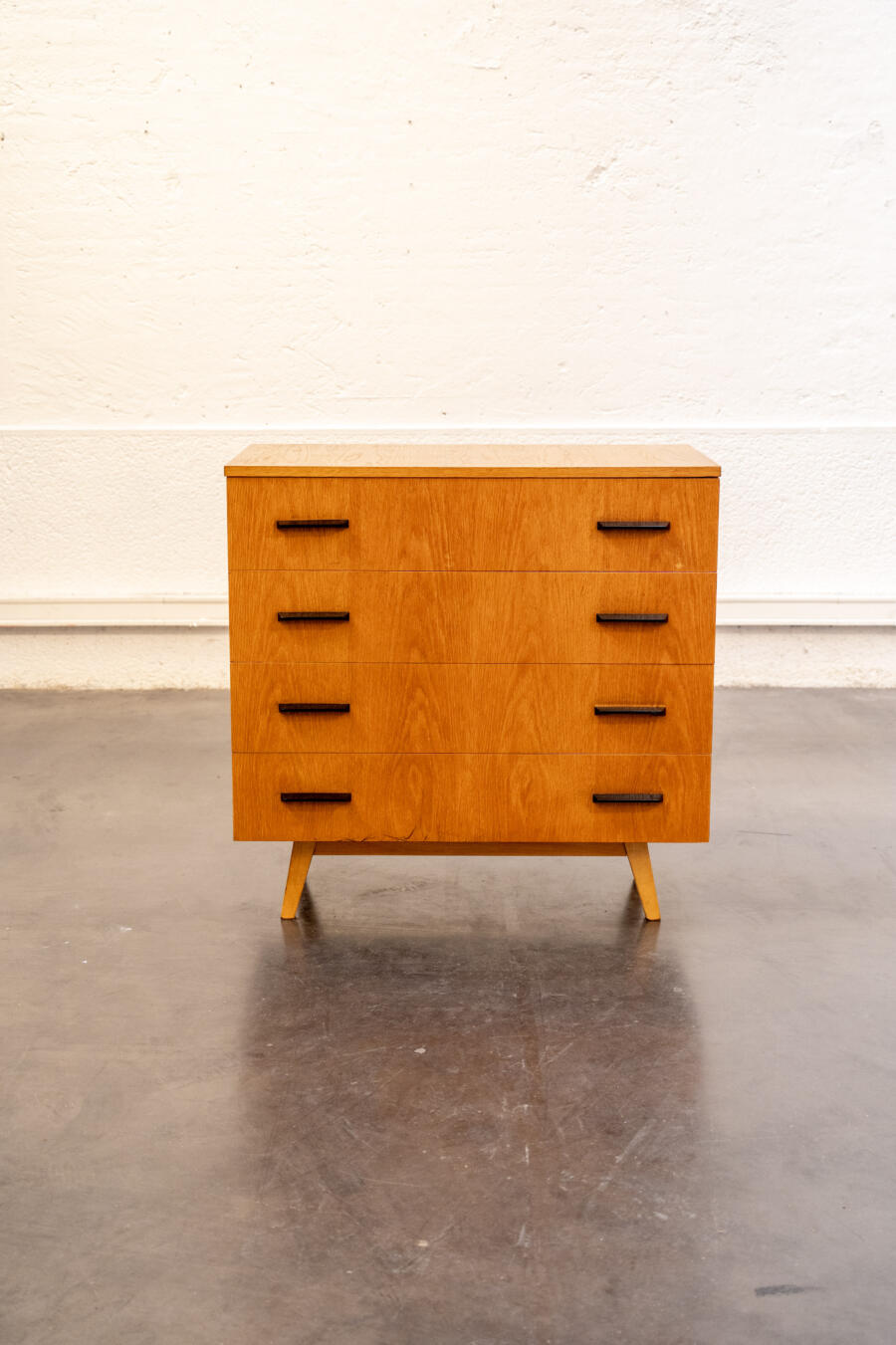 Une table magnifique en loupe de palissandre. Totalement années 30. Origine république tchèque, design jindrich halabala. Un système incroyable qui fait s’ouvrir la table d’un facilité déconcertante pour découvrir une rallonge de. 70 cm. La table fait ainsi 190 de long et peut accueillir facilement 10 personnes. Etat magnifique. Longueur: 120 cm. Hauteur: 77 cm. Profondeur: 85 cm.