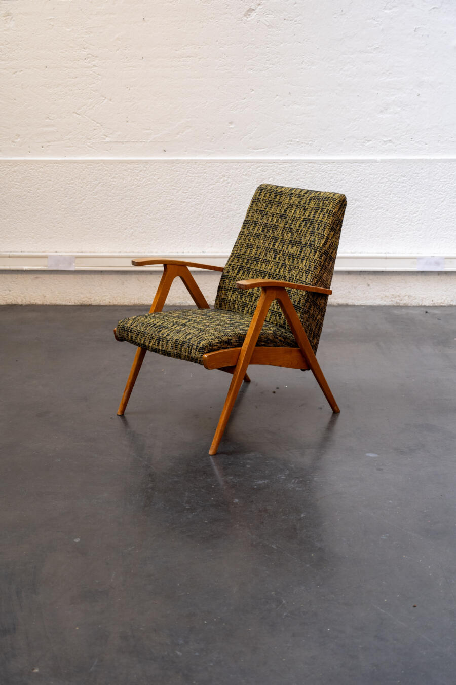 Jolie commode basse idéale dans un salon pour poser la télé. Vintage pays de l’est. Deux essences de bois différentes. Très bon état. Longueur: 110 cm. Hauteur: 60 cm. Profondeur: 50 cm.