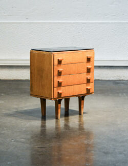 halabala, armoire artdéco, fauteuil boomerang, commode jiroutek, coiffeuse artdéco, bibliothèque vintage, chevet mezulanik, bibliothèque mezulanik, table en teck, table basse scandinave, table astro, gigognes GPLAN
