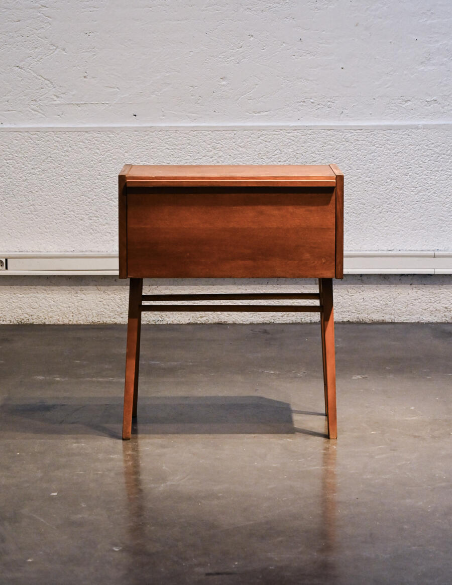 Ces tables de nuit ont été conçues par l'architecte tchécoslovaque František Mezulánik pour la société Nový Domov, dans l'ancienne Tchécoslovaquie, dans les années 1970. Elles peuvent également être utilisées comme petite commode. Elle se compose d'un verre noir en haut, d'un tiroir et d'un espace de rangement en bas. Placage en bois de frêne. Design très