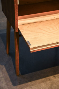 Ces tables de nuit ont été conçues par l'architecte tchécoslovaque František Mezulánik pour la société Nový Domov, dans l'ancienne Tchécoslovaquie, dans les années 1970. Elles peuvent également être utilisées comme petite commode. Elle se compose d'un verre noir en haut, d'un tiroir et d'un espace de rangement en bas. Placage en bois de frêne. Design très