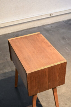 Ces tables de nuit ont été conçues par l'architecte tchécoslovaque František Mezulánik pour la société Nový Domov, dans l'ancienne Tchécoslovaquie, dans les années 1970. Elles peuvent également être utilisées comme petite commode. Elle se compose d'un verre noir en haut, d'un tiroir et d'un espace de rangement en bas. Placage en bois de frêne. Design très