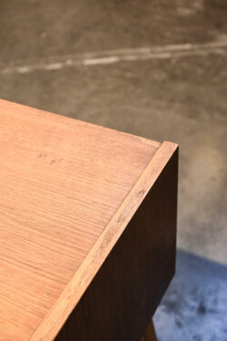 Ces tables de nuit ont été conçues par l'architecte tchécoslovaque František Mezulánik pour la société Nový Domov, dans l'ancienne Tchécoslovaquie, dans les années 1970. Elles peuvent également être utilisées comme petite commode. Elle se compose d'un verre noir en haut, d'un tiroir et d'un espace de rangement en bas. Placage en bois de frêne. Design très