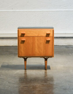halabala, armoire artdéco, fauteuil boomerang, commode jiroutek, coiffeuse artdéco, bibliothèque vintage, chevet mezulanik, bibliothèque mezulanik, table en teck, table basse scandinave, table astro, gigognes GPLAN