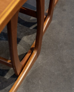 able astro, tables gigognes, table en teck, rotin vintage, table Gplan, table fishtail