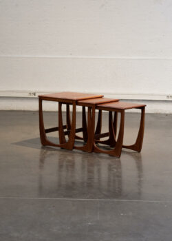 able astro, tables gigognes, table en teck, rotin vintage, table Gplan, table fishtail