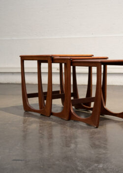 able astro, tables gigognes, table en teck, rotin vintage, table Gplan, table fishtail