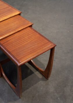 able astro, tables gigognes, table en teck, rotin vintage, table Gplan, table fishtail
