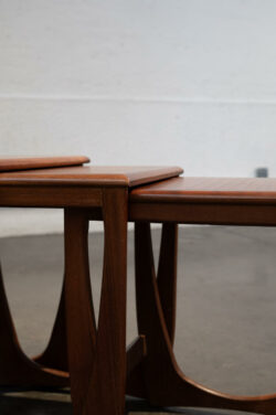 able astro, tables gigognes, table en teck, rotin vintage, table Gplan, table fishtail