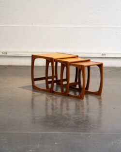 able astro, tables gigognes, table en teck, rotin vintage, table Gplan, table fishtail