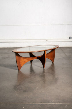 thonier, chaise bistrot, commode vintage, commode jiroutek, rotin vintage, bibliothèque vintage, fauteuil boomerang, meuble de campagne