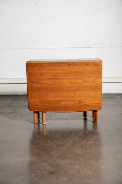 thonier, chaise bistrot, commode vintage, commode jiroutek, rotin vintage, bibliothèque vintage, fauteuil boomerang, meuble de campagne